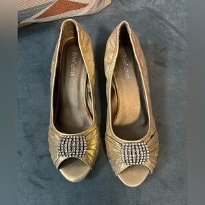 9M gold fabric peep toe rhinestone brooch 2’ heel slip on shoes